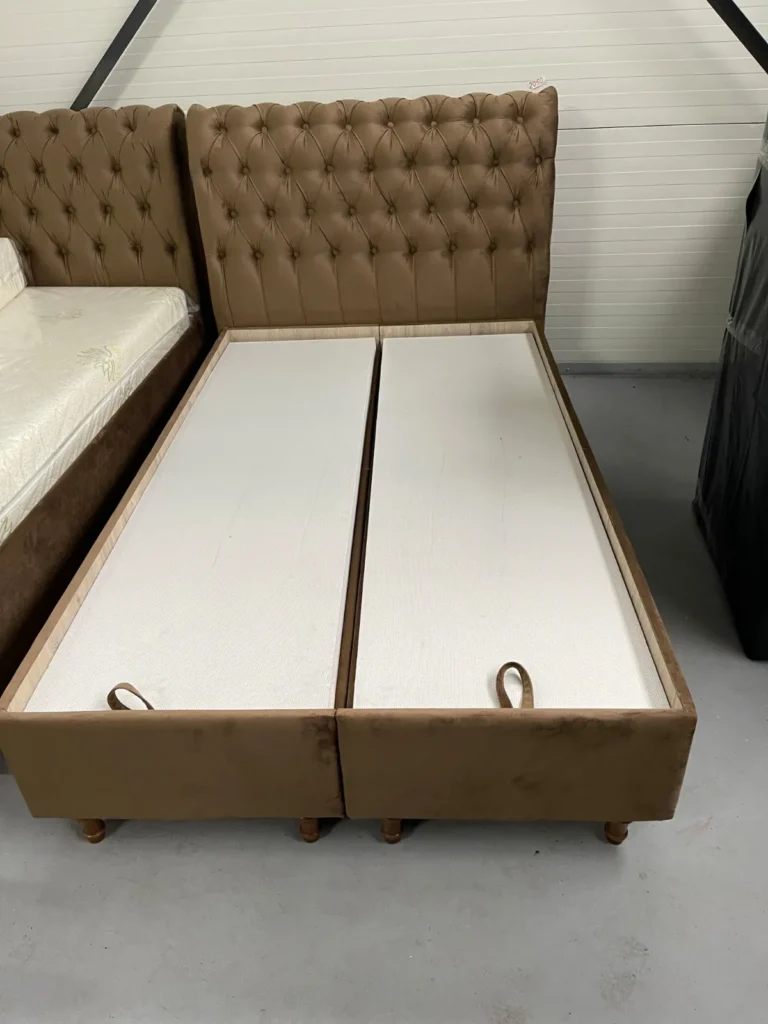 Pat tapițat matrimonial cu tăblie înaltă, capitonată, într-un dormitor modern și elegant